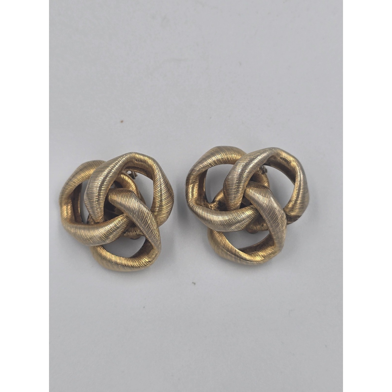 Vintage Gold Tone Interlocking Knot Clip On Earrings Textured Statement Jewelry 22$
